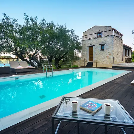 ヴィラ Exensian & Marathiás